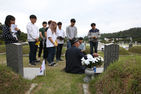 섬네일이미지  2: 5&middot;18 광주민주화운동 36주기를 사흘 앞둔 15일 오전 광주 북구 운정동 국립 5&middot;18 민주묘지를 찾은 인천대학교 학생들이 1980년 5월 27일 새벽 옛 전남도청에서 계엄군의 총탄에 아들을 잃은 문건양(82)씨의 이야기를 듣고 있다. 