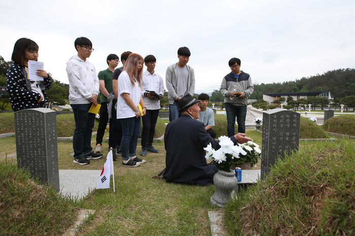 메인이미지  2 :  5&middot;18 광주민주화운동 36주기를 사흘 앞둔 15일 오전 광주 북구 운정동 국립 5&middot;18 민주묘지를 찾은 인천대학교 학생들이 1980년 5월 27일 새벽 옛 전남도청에서 계엄군의 총탄에 아들을 잃은 문건양(82)씨의 이야기를 듣고 있다. 