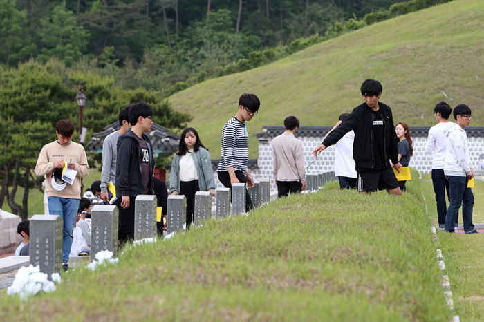 메인이미지  3 : 5&middot;18 광주민주화운동 36주기를 사흘 앞둔 15일 오전 광주 북구 운정동 국립 5&middot;18 민주묘지를 찾은 인천대학교 학생들이 열사묘역을 참배하고 있다. 