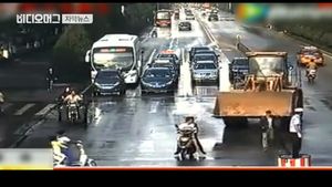[자막뉴스] 中서 광란의 불도저 질주&hellip;말다툼이 만든 참사
