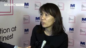 [자막뉴스] 소설가 한강, 한국인 최초 '맨부커상' 수상 쾌거