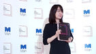 섬네일이미지  1:소설가 한강이 한국인 최초로 세계적 권위의 맨부커상을 거머쥐는 쾌거를 이뤘다. 사진은 수상 트로피를 들고 포즈를 취한 한강.
