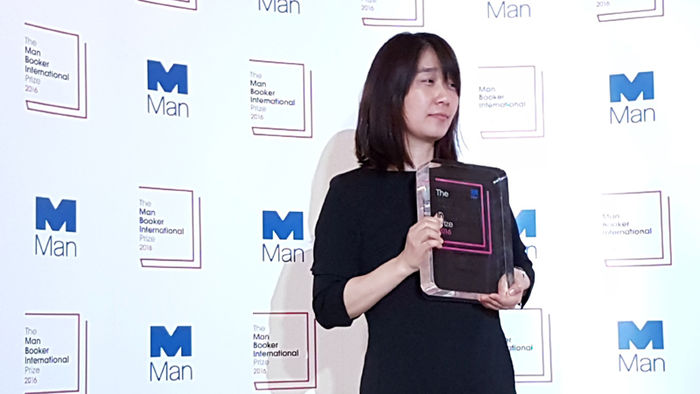 메인이미지  1 : 소설가 한강이 한국인 최초로 세계적 권위의 맨부커상을 거머쥐는 쾌거를 이뤘다. 사진은 수상 트로피를 들고 포즈를 취한 한강.