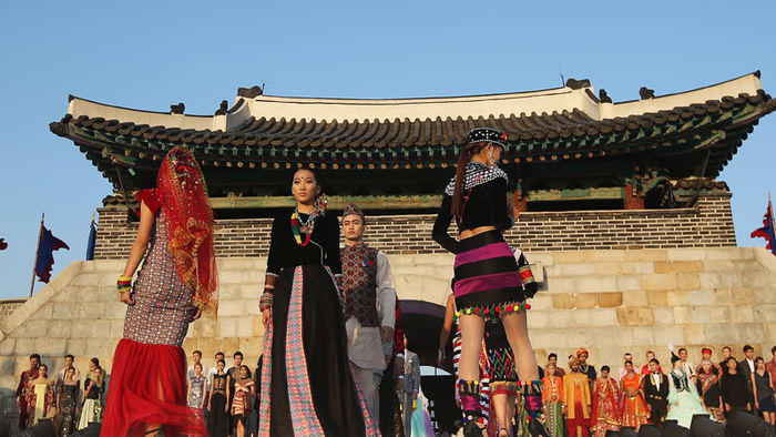 메인이미지  9 : 18일 오후 경기도 수원시 창룡문에서 열린 수원 화성 아시아 전통복 패션쇼 리허설에서 모델들이 각 나라의 다양한 의상을 선보이고 있다.