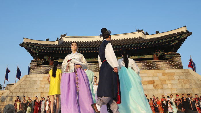 메인이미지  8 : 18일 오후 경기도 수원시 창룡문에서 열린 수원 화성 아시아 전통복 패션쇼 리허설에서 모델들이 각 나라의 다양한 의상을 선보이고 있다.
