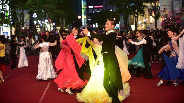 메인이미지  2 : 21일 밤 서울 서대문구 신촌 연세로에서 열린 '제2회 신촌 왈츠 축제'에서 참가자들이 아름다운 무도회를 하고 있다.