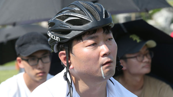 메인이미지  6 : 22일 오후 서울 이촌한강공원 청보리밭 일대에서 열린 2016 한강 멍때리기 대회에서 참가자들이 생각에 잠겨있다