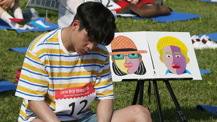메인이미지  2 : 22일 오후 서울 이촌한강공원 청보리밭 일대에서 열린 2016 한강 멍때리기 대회에서 참가자들이 생각에 잠겨있다