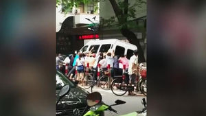 中 할머니 교통사고&hellip;20여 명이 힘 합쳐 구조