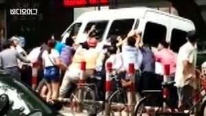 [비디오머그] 中 할머니 교통사고&hellip;20여 명이 힘 합쳐 구조