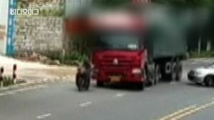 [비디오머그] 화물트럭 '휘청'&hellip;간발의 차로 피한 오토바이 운전자