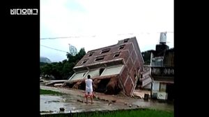 [비디오머그] 건물이 넘어간다?&hellip;中, 폭우로 3층 건물 기둥째 뽑혀 넘어가 붕괴