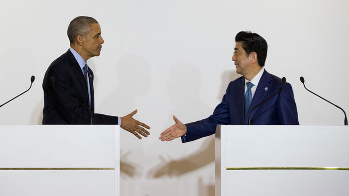 메인이미지  6 : 버락 오바마 미국 대통령은 25일 아베 신조(安倍晋三) 일본 총리와의 정상회담에서 북한의 위협에 대한 억지력 및 방위능력 강화에 합의했다고 말했다. 사진은 이날 밤 일본 미에현 이세시마에서 양자 회동에 이어 기자회견을 마친, 오바마 대통령(왼쪽)과 아베 총리가 악수하는 모습.