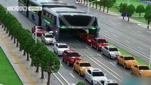 [자막뉴스] 상상이 현실로!&hellip;차 위로 달리는 '거대 터널 버스'