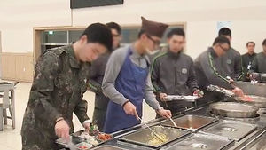 [김범주의 친절한 경제] 한우값 따라 반찬 줬다 뺐었다&hellip;군인이 봉?