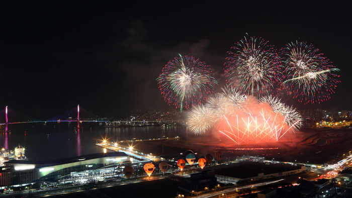메인이미지  1 : 27일 부산 북항재개발 부지와 부산항대교에서 제9회 부산항축제를 알리는 화려한 불꽃쇼가 펼쳐지고 있다.
