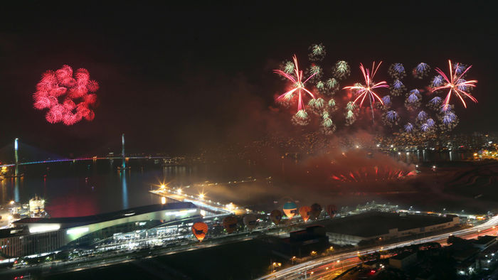 메인이미지  3 : 27일 부산 북항재개발 부지와 부산항대교에서 부산항 개항 140주년과 제9회 부산항축제를 알리는 화려한 불꽃쇼가 펼쳐지고 있다.