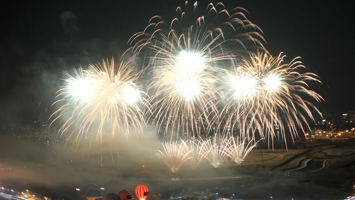메인이미지  4 : 27일 부산 북항재개발 부지에서 부산항 개항 140주년과 제9회 부산항축제를 알리는 화려한 불꽃쇼가 펼쳐지고 있다.