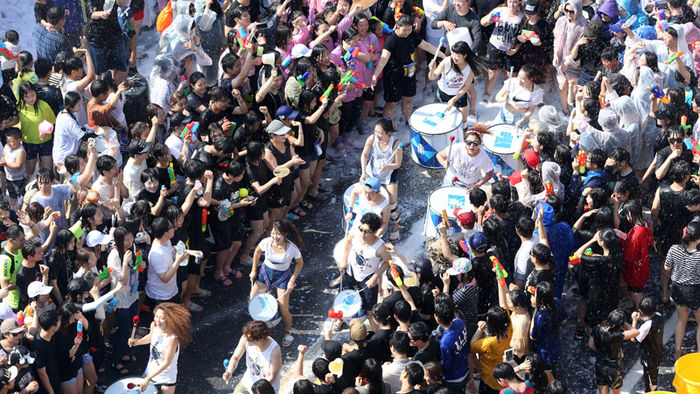 메인이미지  1 : 28일 오후 강원 춘천시 중앙로 거리에서 국내 대표 예술공연 축제인 '2016 춘천마임축제'의 개막축하 행사인 '아!水(수)라장' 프로그램이 펼쳐지고 있다. 