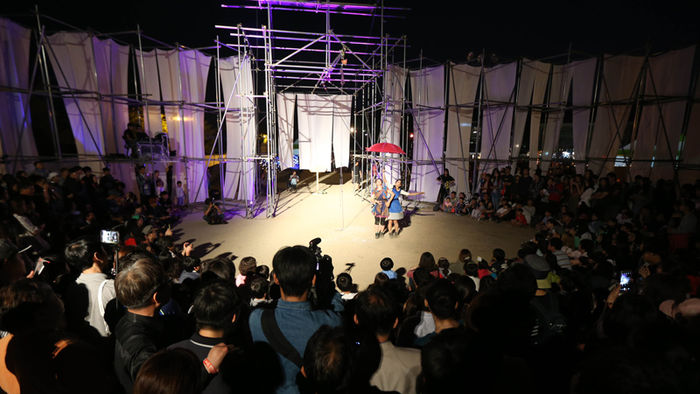 메인이미지  9 : 28일 오후 강원 춘천시 수변공원에서 '2016 춘천마임축제'의 하이라이트인 '도깨비난장' 프로그램이 밤샘공연으로 펼쳐지고 있다. 