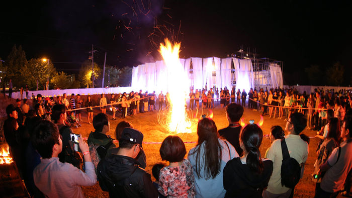 메인이미지  6 : 28일 오후 강원 춘천시 수변공원에서 '2016 춘천마임축제'의 하이라이트인 '도깨비난장' 프로그램이 밤샘공연으로 펼쳐지고 있다. 