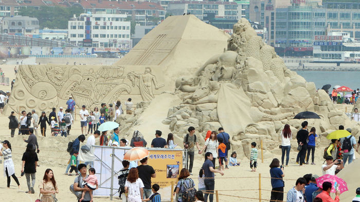 메인이미지  2 : 29일 오후 부산 해운대 해수욕장에서 열리는 '해운대 모래축제'에서 나들이 객들이 7개국 작가가 만든 세계 모래작품을 구경하고 있다.