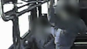 [비디오머그] 美, 버스서 80세 할머니 폭행하는 남성&hellip;버스 기사의 대처로 '체포'