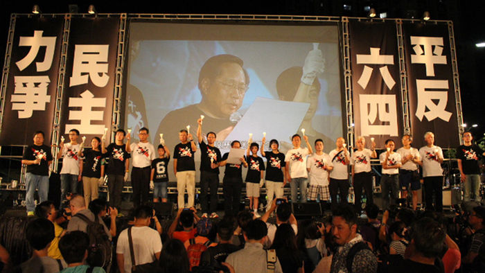 메인이미지  2 : 중국 톈안먼 민주화 운동 27주년을 맞아 4일 밤 홍콩섬 빅토리아 공원 축구장을 가득 메운 홍콩 시민 12만5천여 명이 촛불을 든 채 '톈안먼 정신' 계승을 다짐하고 있다.