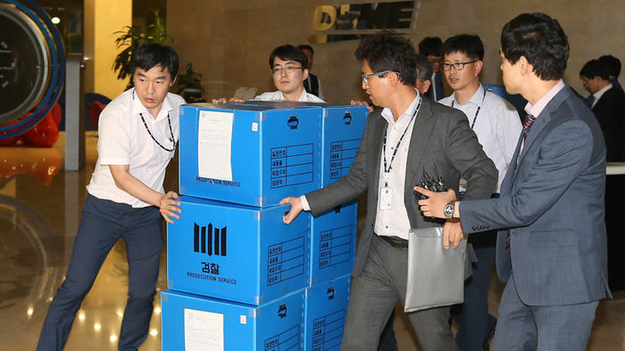메인이미지  6 : 대형 비리 수사를 전담하는 검찰 부패범죄특별수사단이 경영 부실 은폐 의혹 등이 제기된 대우조선해양을 정조준하고 첫 수사를 시작했다. 수사관들이 8일 오후 서울 중구 대우조선해양 본사 압수수색을 마친 뒤 밖으로 나서고 있다.