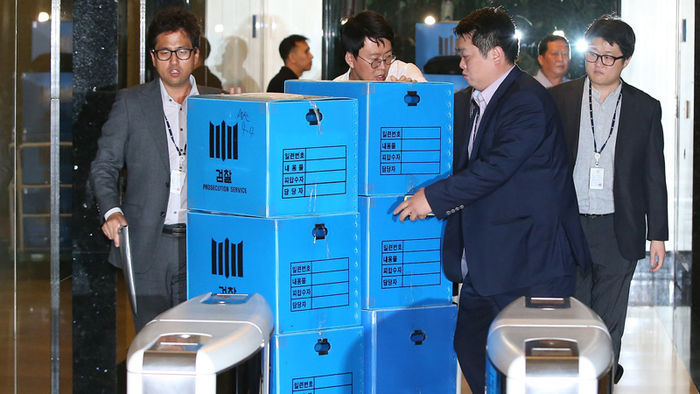 메인이미지  7 : 대형 비리 수사를 전담하는 검찰 부패범죄특별수사단이 경영 부실 은폐 의혹 등이 제기된 대우조선해양을 정조준하고 첫 수사를 시작했다. 수사관들이 8일 오후 서울 중구 대우조선해양 본사 압수수색을 마친 뒤 밖으로 나서고 있다.