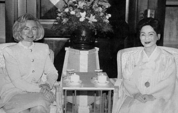 메인이미지  7 : 1996년 4월 퍼스트레이디로서 방한해 신라호텔에서 손명순 여사와 환담하는 힐러리 클린턴.