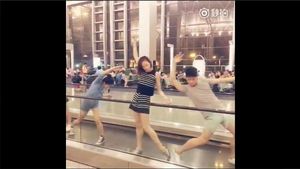 [영상pick] 발레 댄서들이 비행기 지연 시간을 보내는 방법