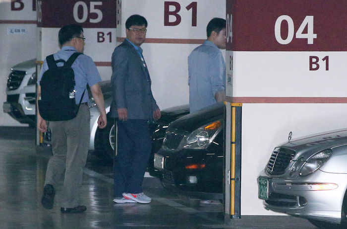 메인이미지  3 : 이날 오전 서울 평창동에 위치한 신 회장 자택 압수수색을 마친 수사관들이 차량으로 향하고 있다.