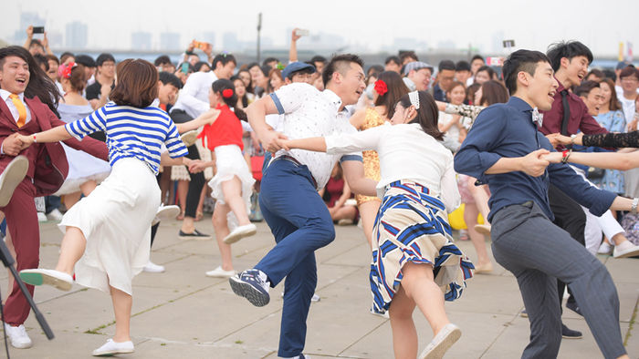 메인이미지  6 : 공연예술단체 딴따라땐스홀의 청년댄서들이 11일 서울 여의도 한강시민공원 물빛광장에서 서울 스윙댄스 페스티벌을 벌이고 있다. (사진=딴따라땐스홀)