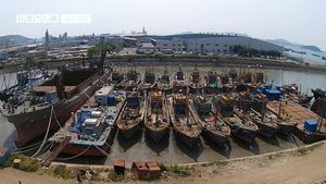 [비디오머그 뉴스캐처] '목조 어선에 웬 철문'..나포된 중국 어선 올라보니