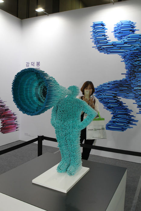 메인이미지  3 : 3D 프린터로 만든 강덕봉 작가의 작품이 전시되어 있다.