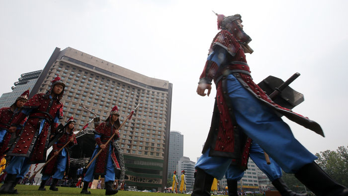 메인이미지  7 : 23일 서울광장에서 '왕궁수문장 20주년 기념행사'가 열리고 있다. 이날 행사에서는 왕궁수문장 교대의식, 대열 의식 재현, 진검 베기 시범 등이 열렸다. 