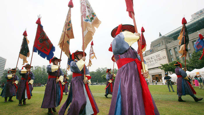 메인이미지  6 : 23일 서울광장에서 '왕궁수문장 20주년 기념행사'가 열리고 있다. 이날 행사에서는 왕궁수문장 교대의식, 대열 의식 재현, 진검 베기 시범 등이 열렸다. 