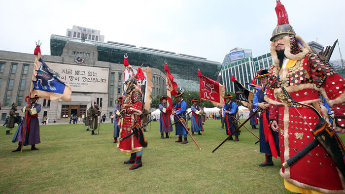 메인이미지  5 : 23일 서울광장에서 '왕궁수문장 20주년 기념행사'가 열리고 있다. 이날 행사에서는 왕궁수문장 교대의식, 대열 의식 재현, 진검 베기 시범 등이 열렸다. 