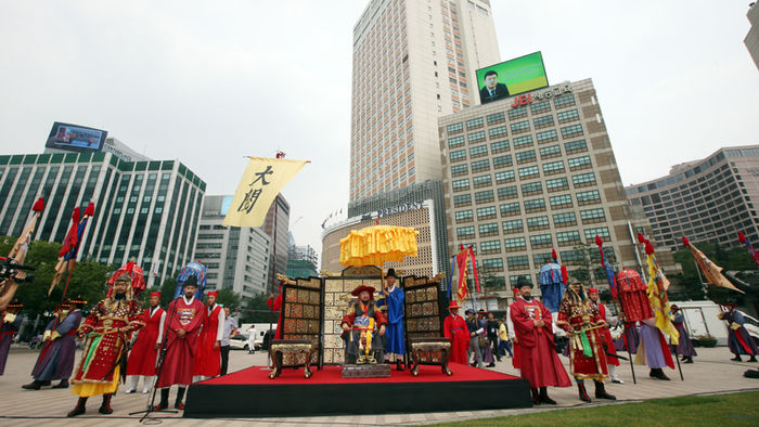 메인이미지  3 : 23일 서울광장에서 '왕궁수문장 20주년 기념행사'가 열리고 있다. 이날 행사에서는 왕궁수문장 교대의식, 대열 의식 재현, 진검 베기 시범 등이 열렸다. 