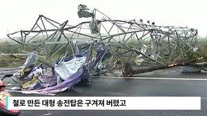 [자막뉴스] 돌멩이 우박 맞고 실신&hellip;中 '최악의 토네이도' 현장