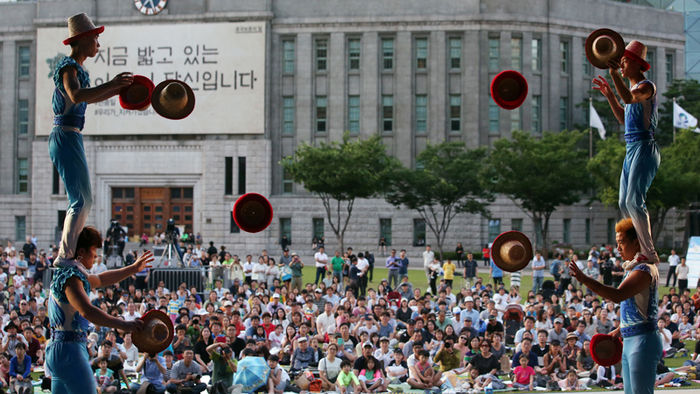 메인이미지  3 : 26일 오후 서울광장 특설무대에서 열린 '문화가 흐르는 서울광장' 행사에서 서커스 단원들이 공연을 펼치고 있다. 