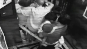 줄에 묶인 채 걸어 나온 인질들&hellip;무사 체포