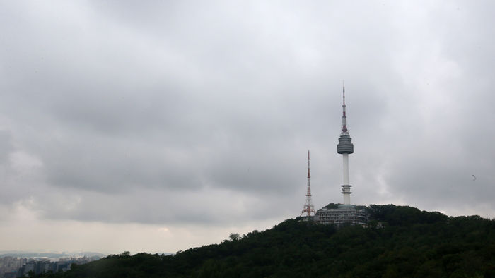 메인이미지  4 : 서울 등 내륙 지방이 비가 그치고 소강상태를 보인 2일 오전 서울 남산 전망대에서 바라본 N서울타워 주변에 구름이 잔뜩 끼어있다. 