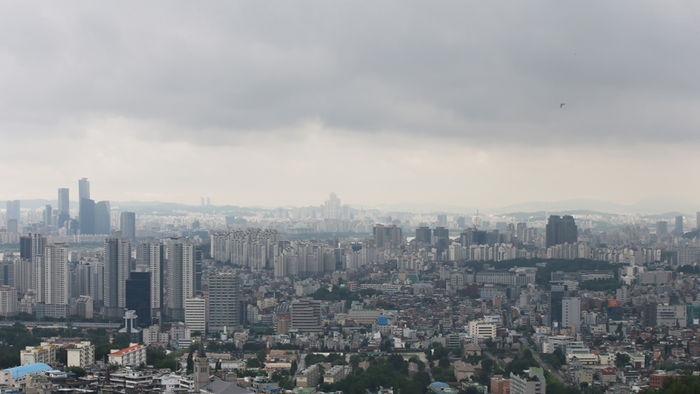메인이미지  2 : 서울 등 내륙 지방이 비가 그치고 소강상태를 보인 2일 오전 서울 남산 전망대에서 바라본 서울 하늘이 흐리다.