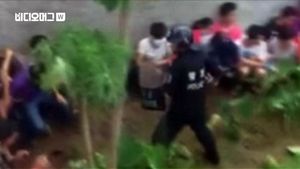 [비디오머그] 곤봉 내리치는 경찰&hellip;꼼짝없이 맞고 있는 주민