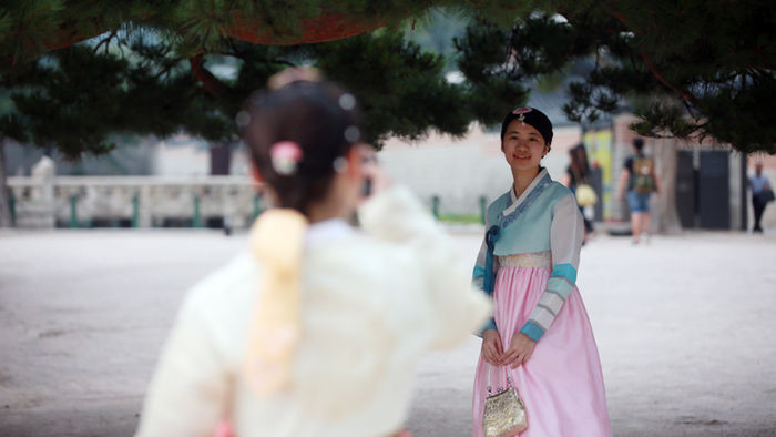 메인이미지  3 : 절기상 소서(小暑&middot;작은 더위)인 7일 오후 서울 경복궁에서 사람들이 한복을 입고 기념촬영하고 있다.
