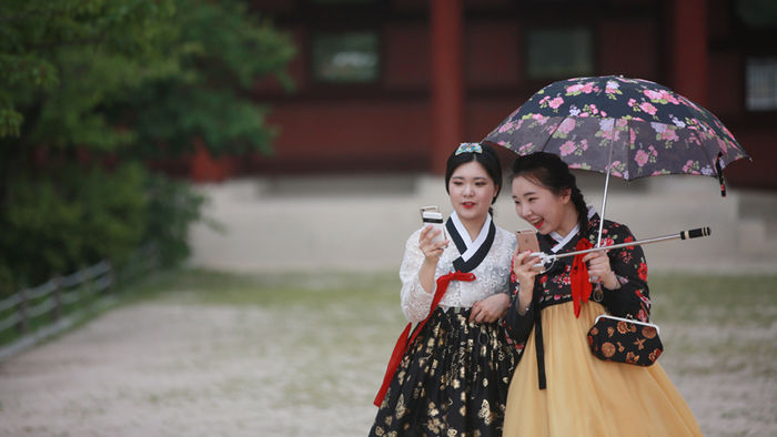 메인이미지  1 : 절기상 소서(小暑&middot;작은 더위)인 7일 오후 서울 경복궁에서 사람들이 한복을 입고 기념촬영하고 있다.