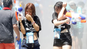 [슬라이드 포토] '더위를 향해 쏜다!'&hellip;신촌 물총 축제