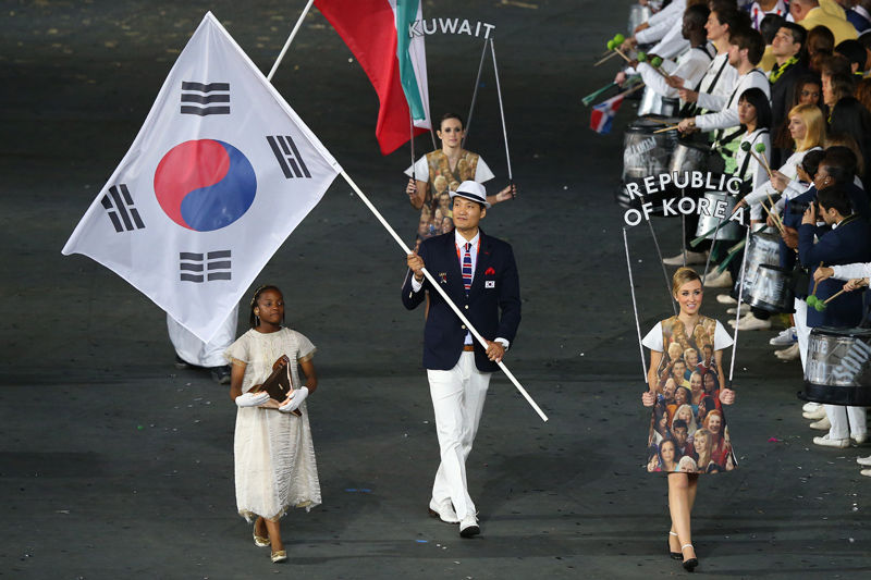 런던 올림픽에서 한국을 대표하는 기수 역할을 맡은 핸드볼 선수 윤경신 (사진=게티이미지/이매진스)